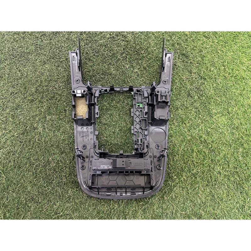 Накладка центральной консоли (салон) AUDI A4 B8 2014 2.0 TFSI 8K0864261DV10