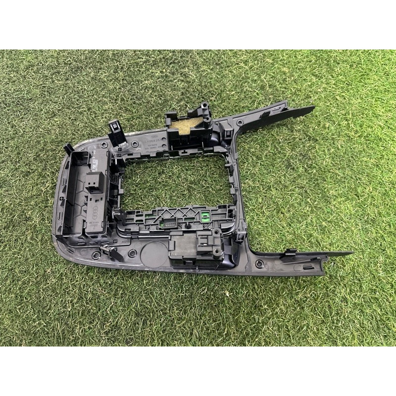 Накладка центральной консоли (салон) AUDI A4 B8 2014 2.0 TFSI 8K0864261DV10