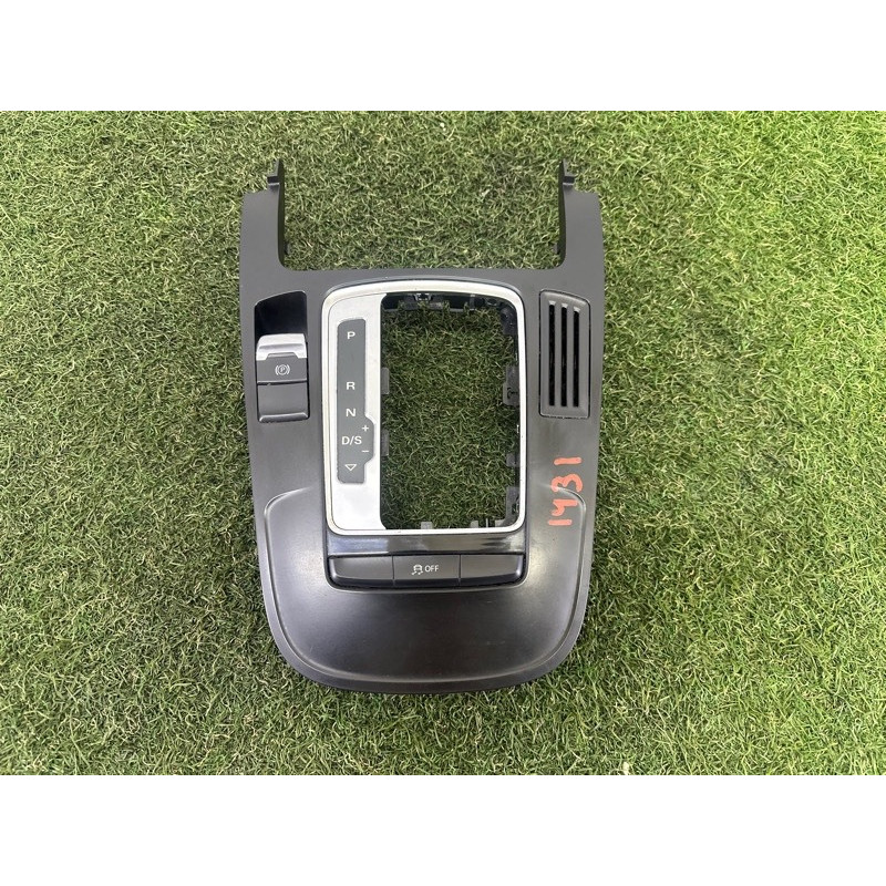 Накладка центральной консоли (салон) AUDI A4 B8 2013 2.0 TFSI 8K0864261DV10