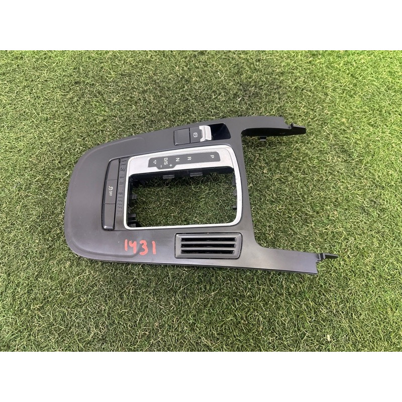 Накладка центральной консоли (салон) AUDI A4 B8 2013 2.0 TFSI 8K0864261DV10