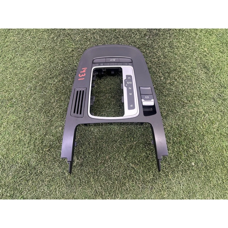 Накладка центральной консоли (салон) AUDI A4 B8 2013 2.0 TFSI 8K0864261DV10