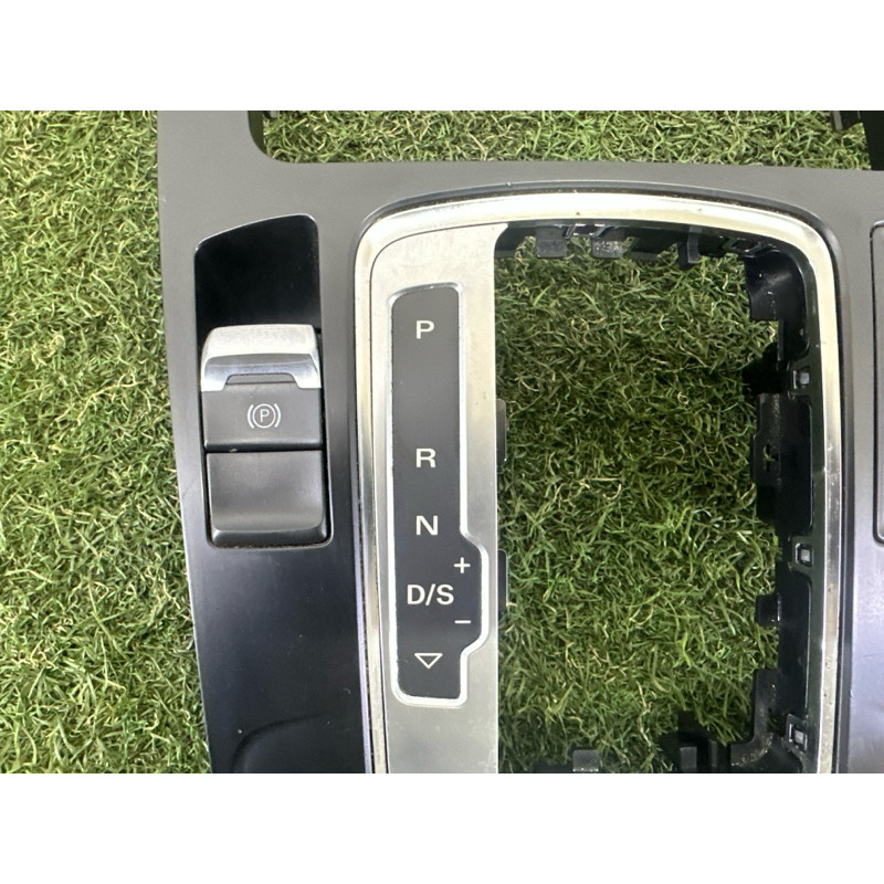 Накладка центральной консоли (салон) AUDI A4 B8 2013 2.0 TFSI 8K0864261DV10