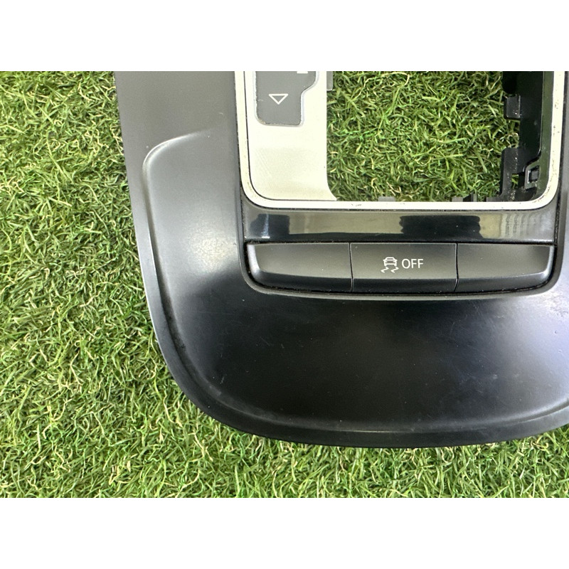 Накладка центральной консоли (салон) AUDI A4 B8 2013 2.0 TFSI 8K0864261DV10