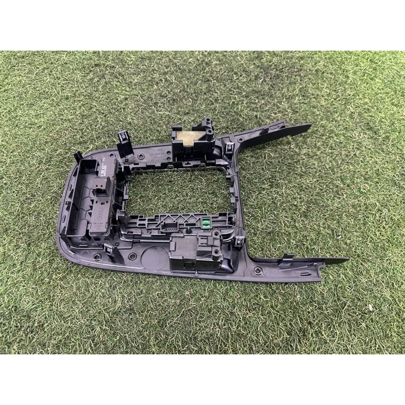 Накладка центральной консоли (салон) AUDI A4 B8 2013 2.0 TFSI 8K0864261DV10