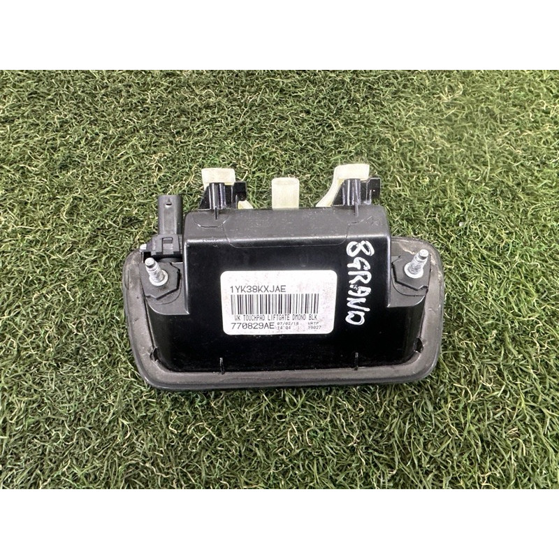 Кнопка відкривання кришки багажника (електрика / кнопки) Jeep Grand Cherokee WK2 2018 3.6 1YK38KXJAE