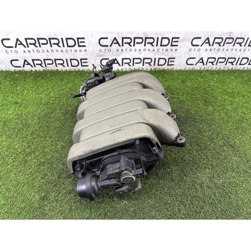 Впускний колектор (подача палива) AUDI Q5 8R 2012 3.2 06E133210M