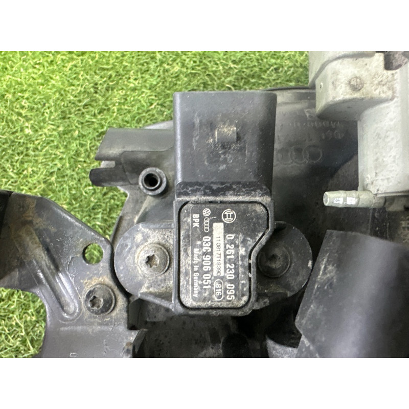 Впускний колектор (подача палива) AUDI Q5 8R 2012 3.2 06E133210M