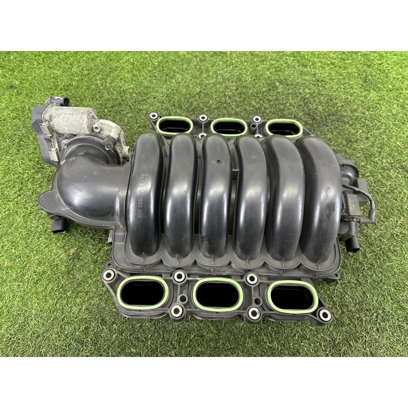 Впускний колектор (подача палива) AUDI Q5 8R 2012 3.2 06E133210M