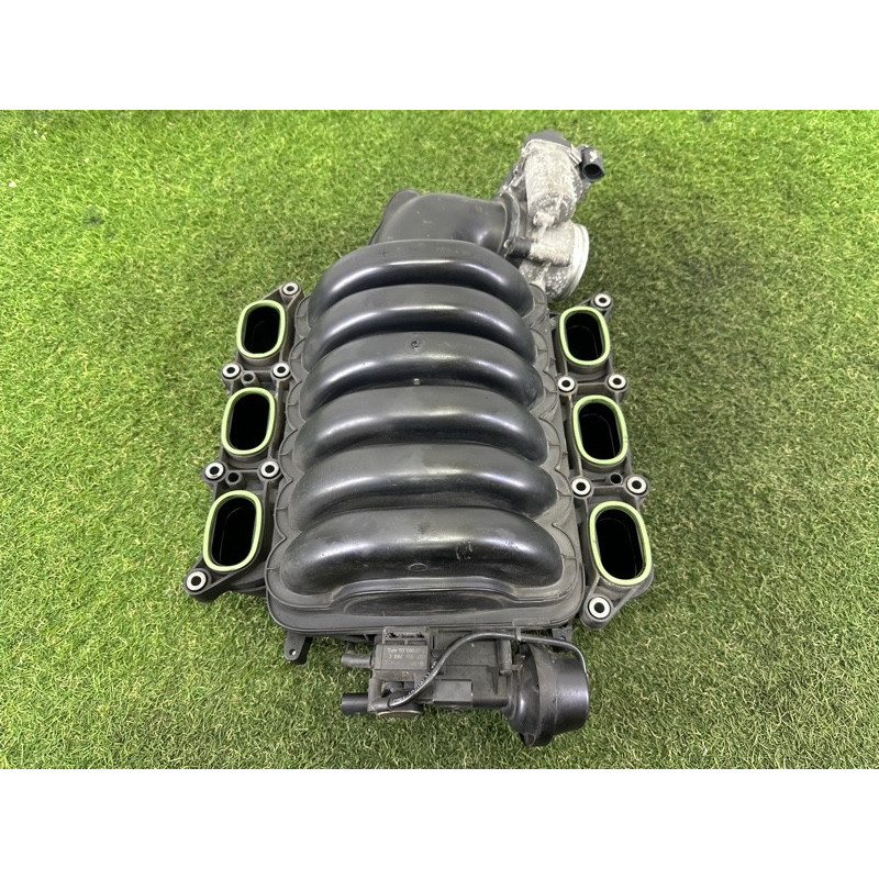 Впускний колектор (подача палива) AUDI Q5 8R 2012 3.2 06E133210M