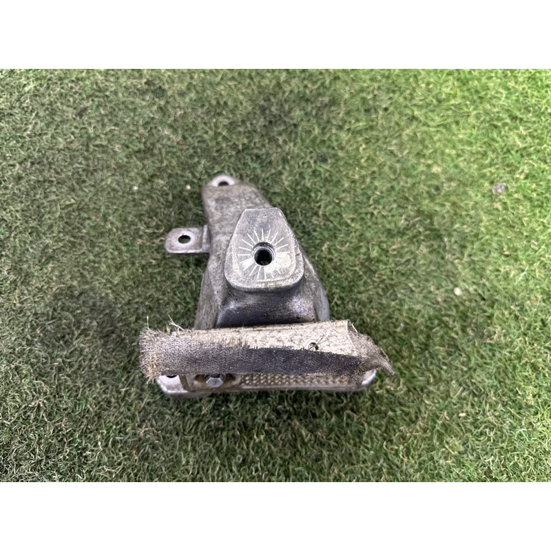 Кріплення подушки двигуна (кронштейни двигуна) AUDI Q5 8R 2012 3.2 4G0199308N