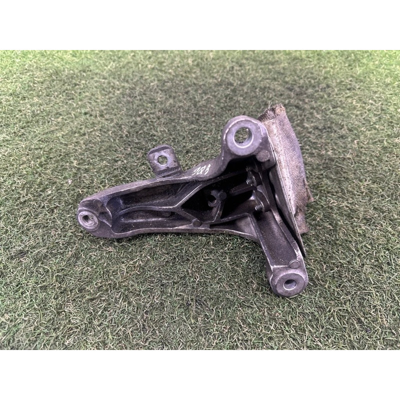 Кріплення подушки двигуна (кронштейни двигуна) AUDI Q5 8R 2012 3.2 4G0199308N