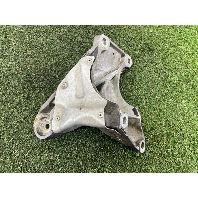 Кронштейн подушки двигателя (кронштейны двигателя) BMW 3-series E90 2010 3.0 N54 22116772344