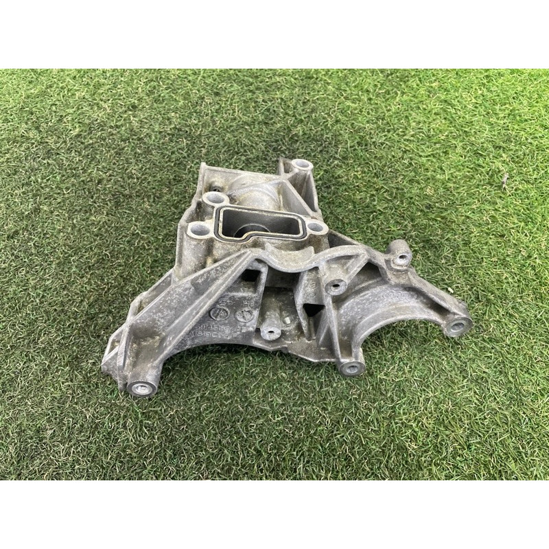 Кронштейн насоса гідропідсилювача (кронштейни двигуна) Volkswagen Touareg NF 2012 3.0 TDI 059145167AE