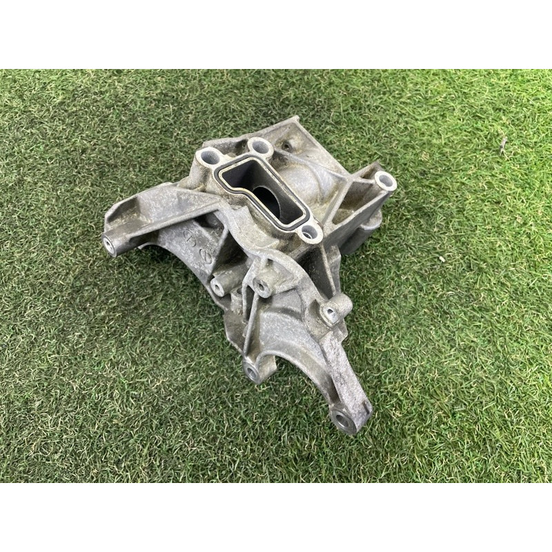 Кронштейн насоса гідропідсилювача (кронштейни двигуна) Volkswagen Touareg NF 2012 3.0 TDI 059145167AE