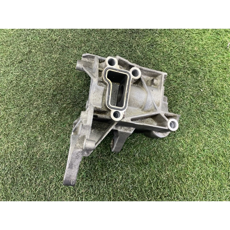 Кронштейн насоса гідропідсилювача (кронштейни двигуна) Volkswagen Touareg NF 2012 3.0 TDI 059145167AE