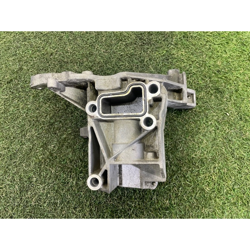 Кронштейн насоса гідропідсилювача (кронштейни двигуна) Volkswagen Touareg NF 2012 3.0 TDI 059145167AE