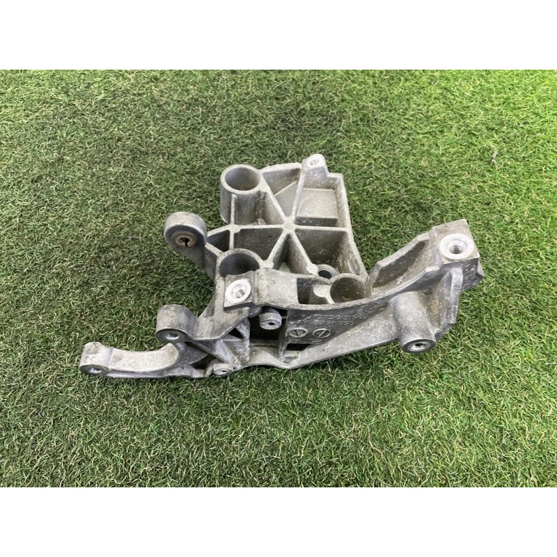 Кронштейн насоса гідропідсилювача (кронштейни двигуна) Volkswagen Touareg NF 2012 3.0 TDI 059145167AE