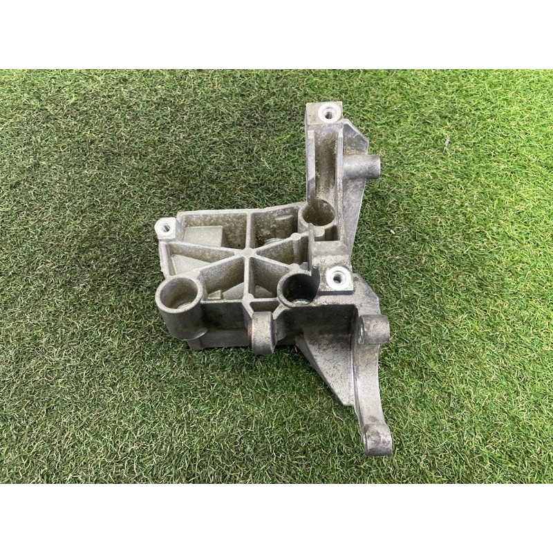 Кронштейн насоса гідропідсилювача (кронштейни двигуна) Volkswagen Touareg NF 2012 3.0 TDI 059145167AE