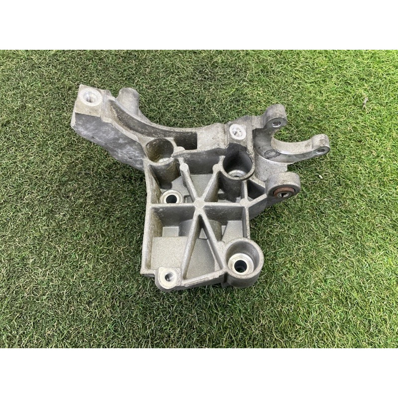 Кронштейн насоса гідропідсилювача (кронштейни двигуна) Volkswagen Touareg NF 2012 3.0 TDI 059145167AE