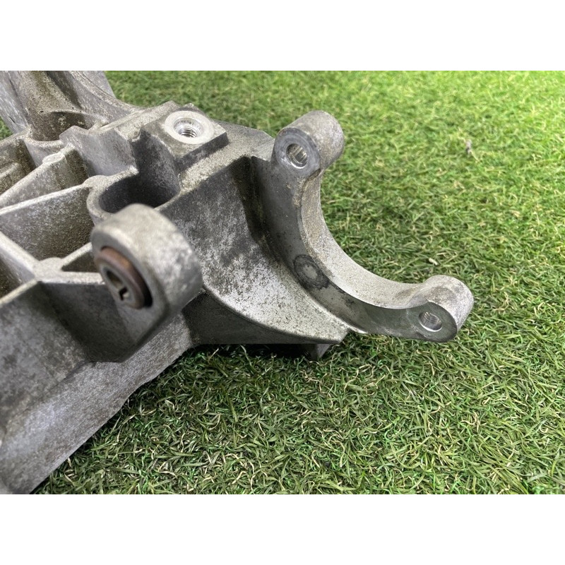 Кронштейн насоса гідропідсилювача (кронштейни двигуна) Volkswagen Touareg NF 2012 3.0 TDI 059145167AE