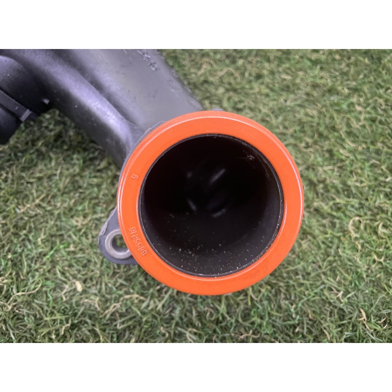 Патрубок интеркулера (двигатель и элементы) BMW X5 F15 2015 4.4 13717638568