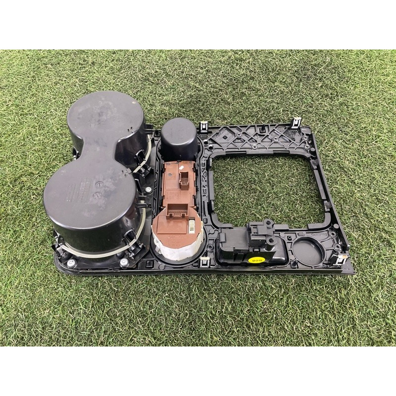 Декоративная накладка центральной консоли (салон) Volkswagen Touareg NF 2012 3.0 TDI 7P1863212A041