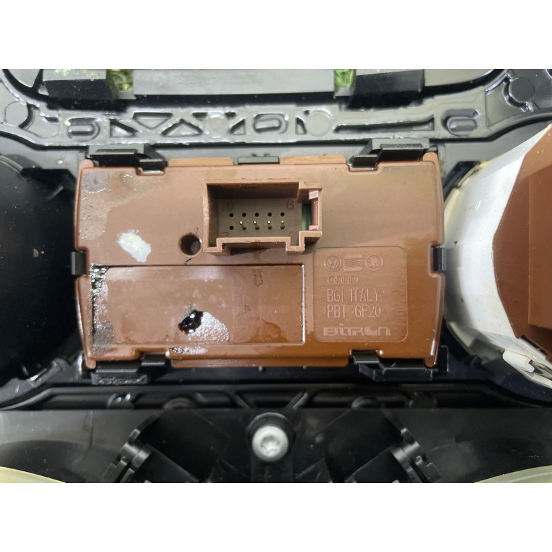 Декоративная накладка центральной консоли (салон) Volkswagen Touareg NF 2012 3.0 TDI 7P1863212A041