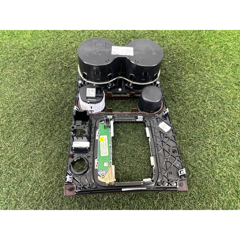 Декоративная накладка центральной консоли (салон) Volkswagen Touareg NF 2012 3.0 Hybrid CGFA 7P1863212GME1