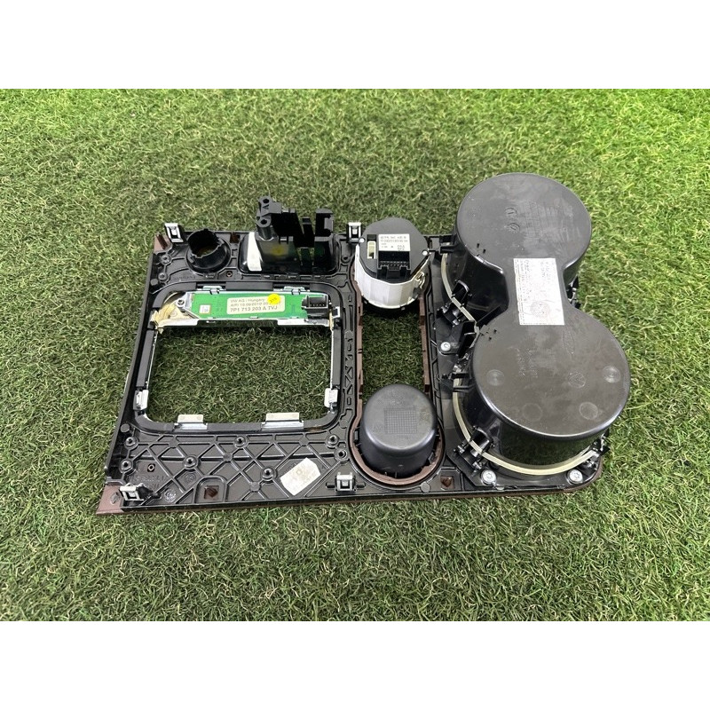 Декоративная накладка центральной консоли (салон) Volkswagen Touareg NF 2012 3.0 Hybrid CGFA 7P1863212GME1