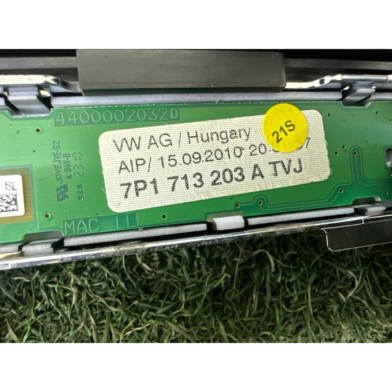 Декоративная накладка центральной консоли (салон) Volkswagen Touareg NF 2012 3.0 Hybrid CGFA 7P1863212GME1