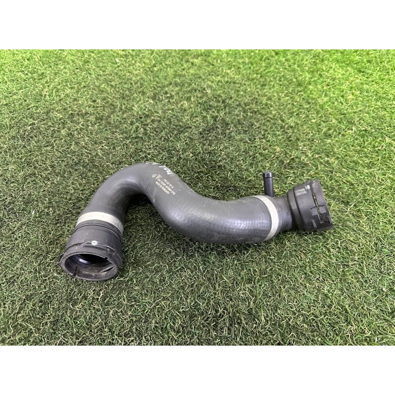 Патрубок (система охлаждения) Volkswagen Touareg NF 2013 3.0 Hybrid 7P0122101A