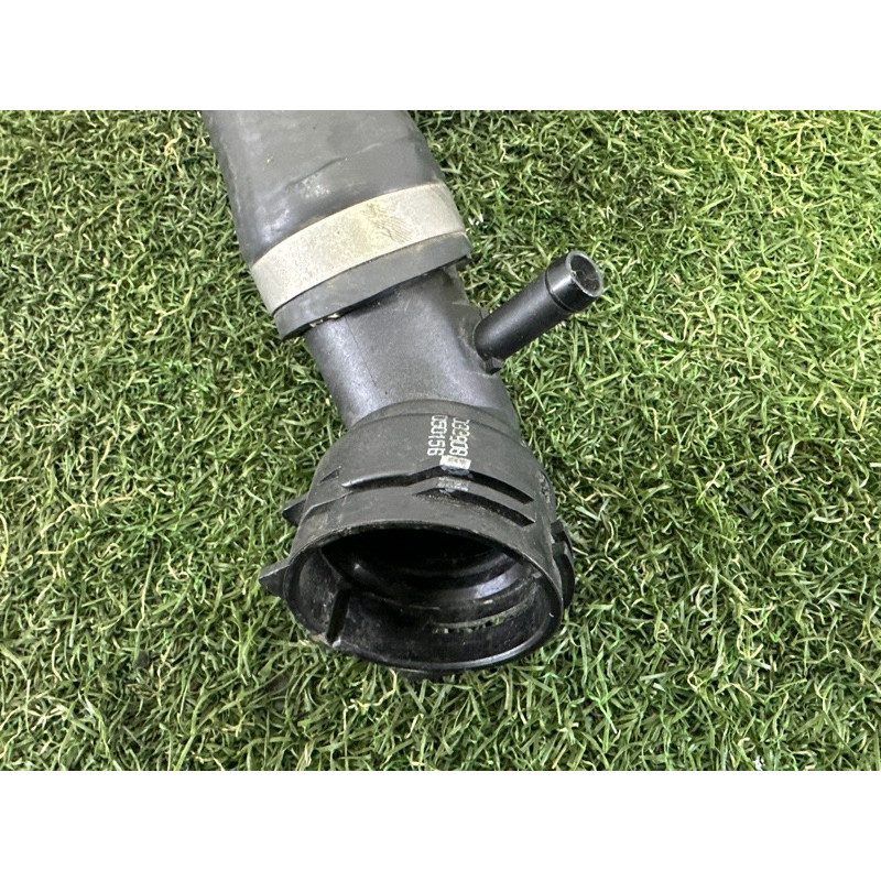 Патрубок (система охлаждения) Volkswagen Touareg NF 2013 3.0 Hybrid 7P0122101A