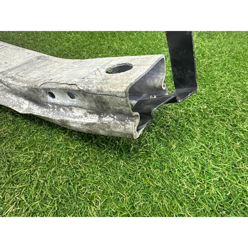 Усилитель бампера (наружные элементы кузова) AUDI A4 B8 2013 2.0 TFSI 8K0807113F