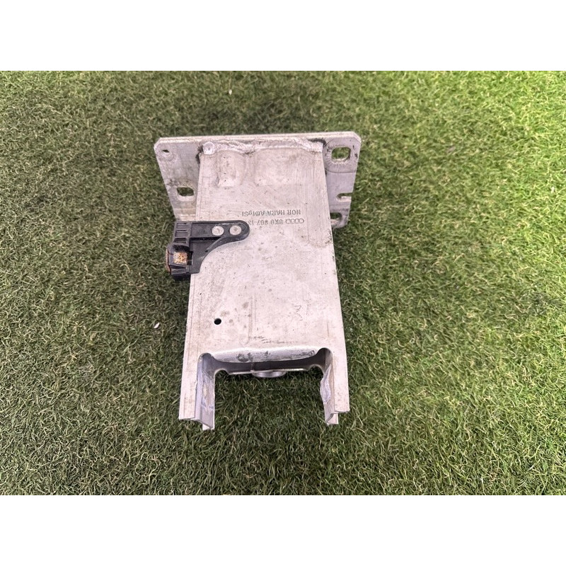 Кронштейн усилителя бампера (стекла и зеркала) AUDI A4 B8 2013 2.0 TFSI 8K0807134D