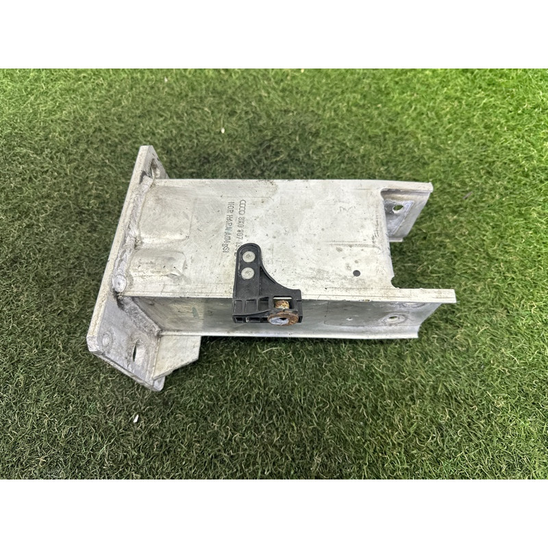 Кронштейн усилителя бампера (стекла и зеркала) AUDI A4 B8 2013 2.0 TFSI 8K0807134D