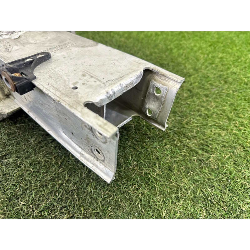 Кронштейн усилителя бампера (стекла и зеркала) AUDI A4 B8 2013 2.0 TFSI 8K0807134D