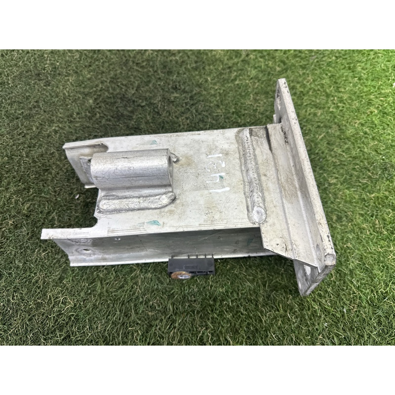 Кронштейн усилителя бампера (стекла и зеркала) AUDI A4 B8 2013 2.0 TFSI 8K0807134D