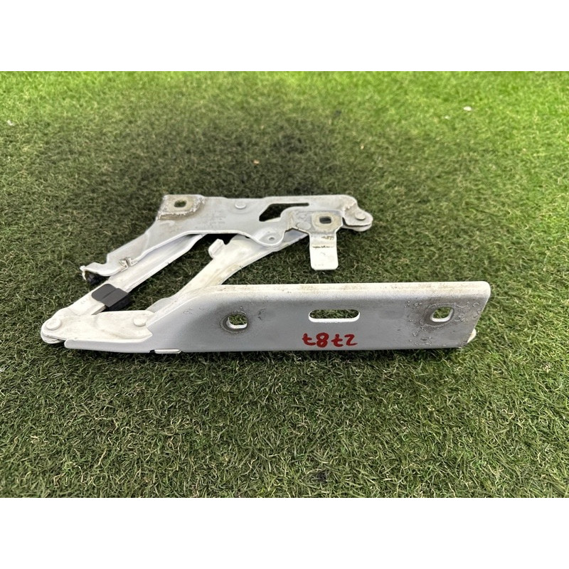 Петля капота (кузов і елементи) AUDI Q5 FY 2018 2.0 DAYB 80A823302C