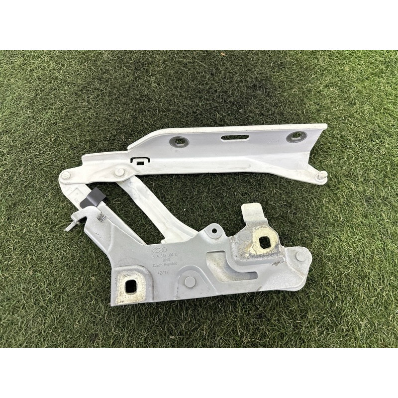 Петля капота (кузов і елементи) AUDI Q5 FY 2018 2.0 DAYB 80A823301C