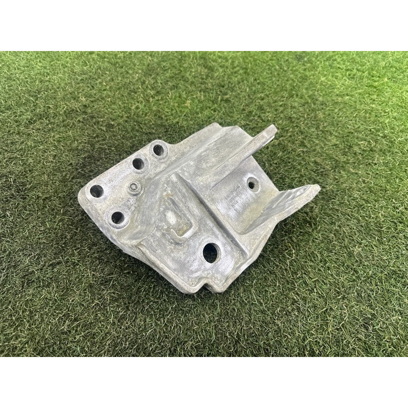 Кронштейн подушки двигателя (кронштейны двигателя) LAND ROVER Range Rover Evoque L538 2016 2.0 LR037029