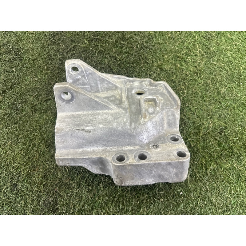 Кронштейн подушки двигателя (кронштейны двигателя) LAND ROVER Range Rover Evoque L538 2016 2.0 LR037029