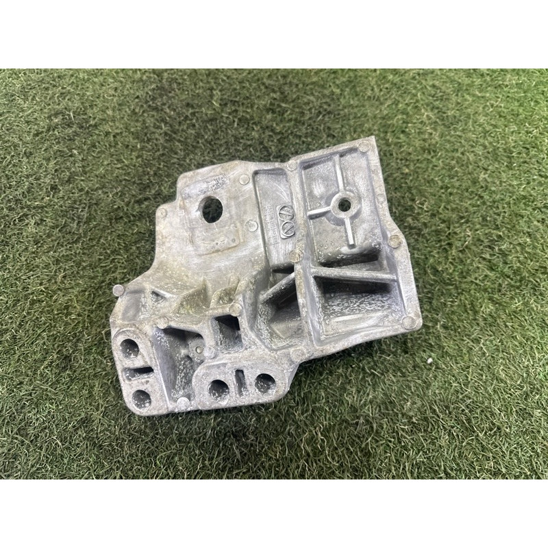 Кронштейн подушки двигателя (кронштейны двигателя) LAND ROVER Range Rover Evoque L538 2016 2.0 LR037029