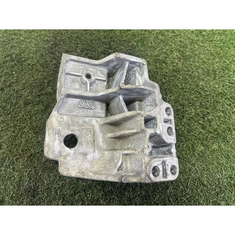 Кронштейн подушки двигателя (кронштейны двигателя) LAND ROVER Range Rover Evoque L538 2016 2.0 LR037029