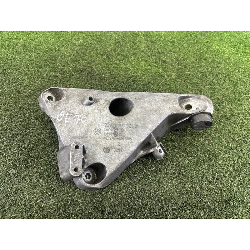 Кронштейн подушки двигателя (кронштейны двигателя) BMW X5 E70 2010 N57D30A 22116790021