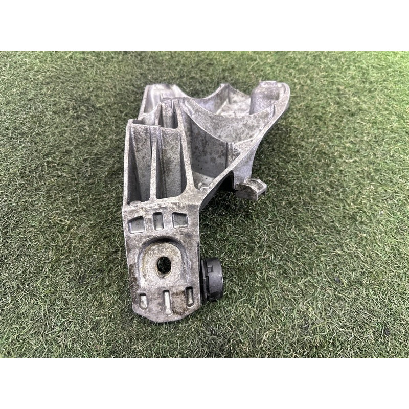 Кронштейн подушки двигателя (кронштейны двигателя) BMW X5 E70 2010 N57D30A 22116790021