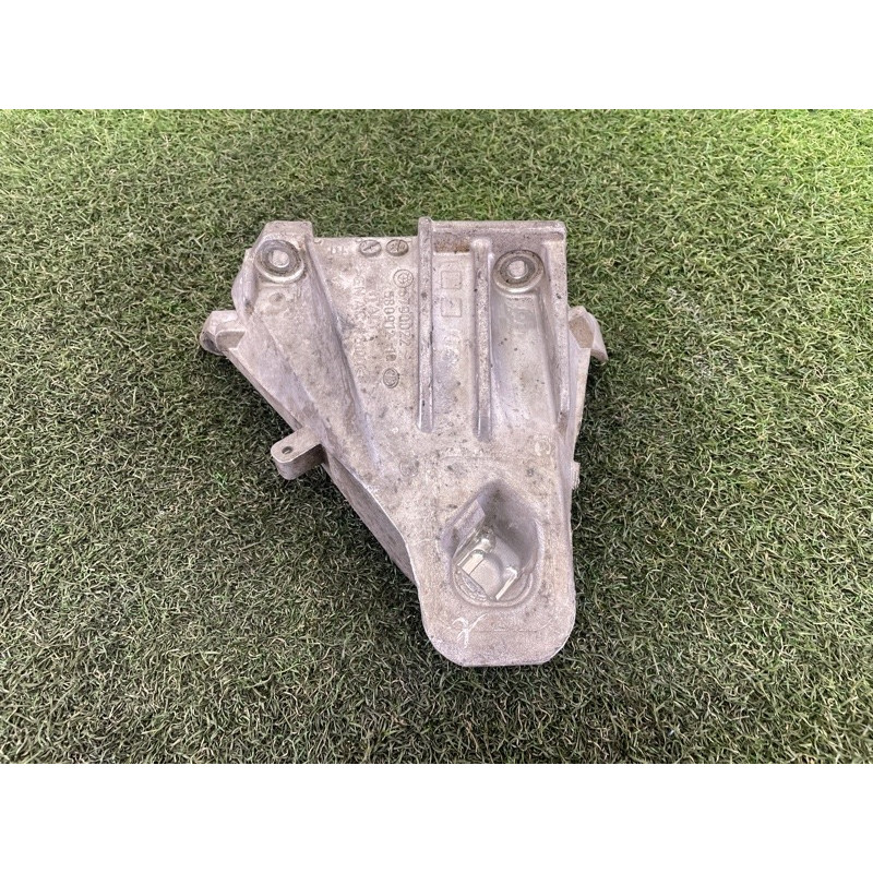 Кронштейн подушки двигателя (кронштейны двигателя) BMW X5 E70 2010 N57D30A 22116790026