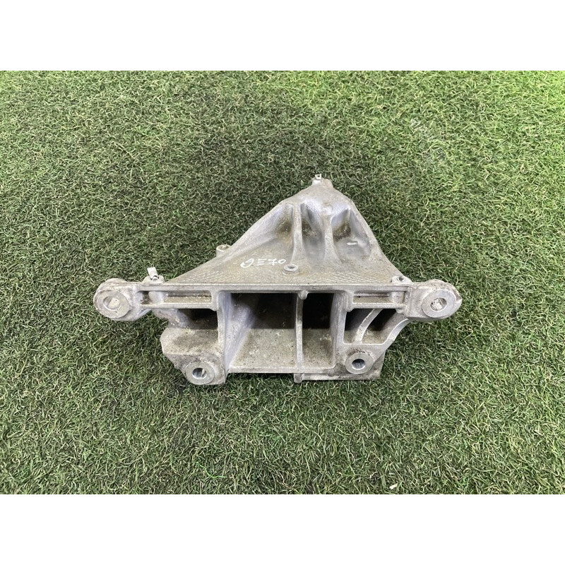 Кронштейн подушки двигателя (кронштейны двигателя) BMW X5 E70 2010 N57D30A 22116790026