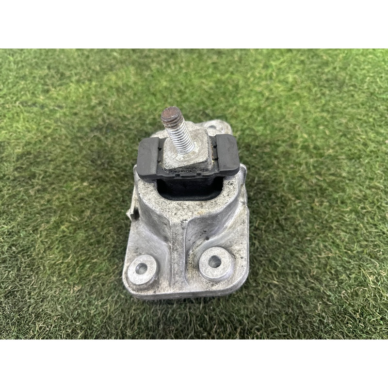 Подушка двигуна (двигатель и элементы) LAND ROVER Range Rover L405 2016 5.0 LR105970