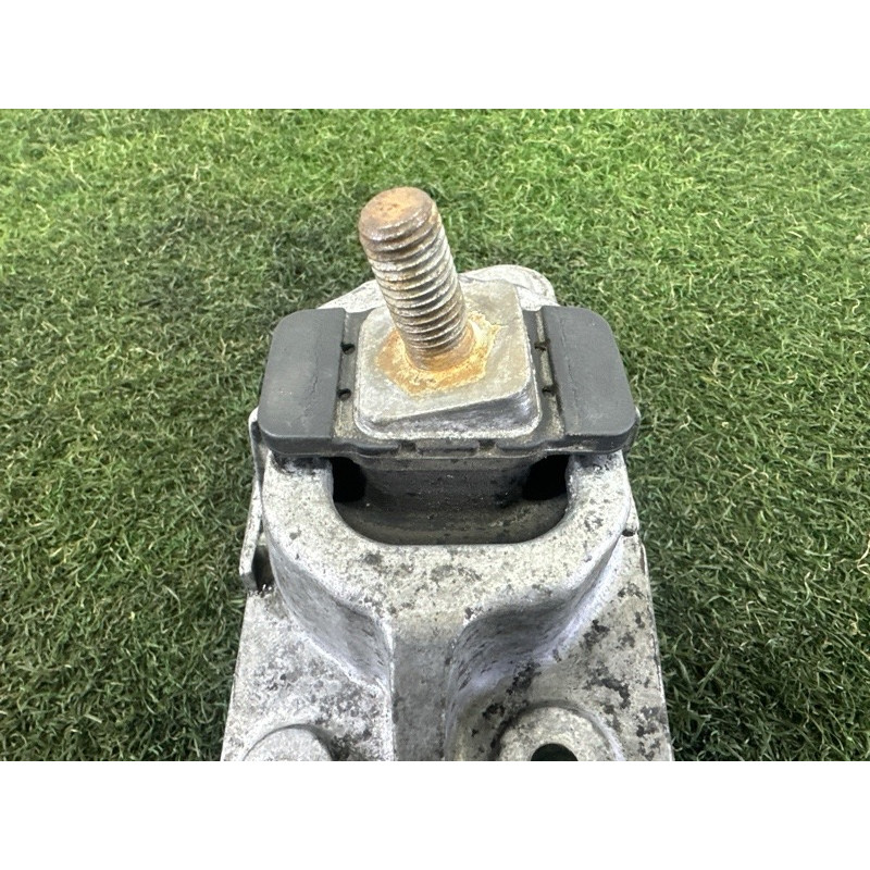 Подушка двигателя (двигатель и элементы) LAND ROVER Range Rover L405 2016 5.0 LR105970