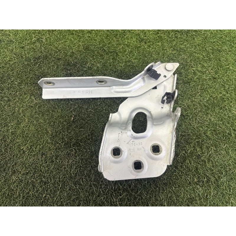 Петля капота (кузов и элементы) Volkswagen Touareg NF 2013 3.6 7P6823302